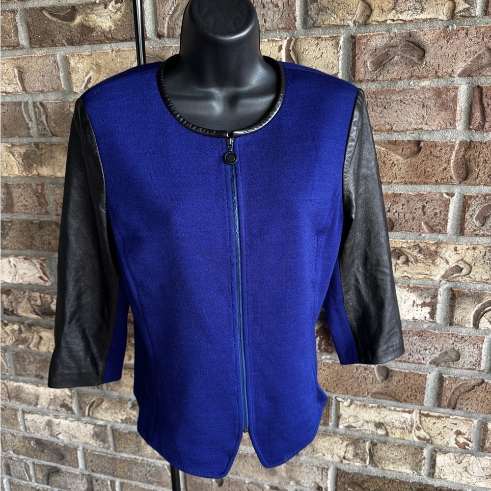 St. John Collection Leather Sleeve Jacket ✨
Size: 6 (US)